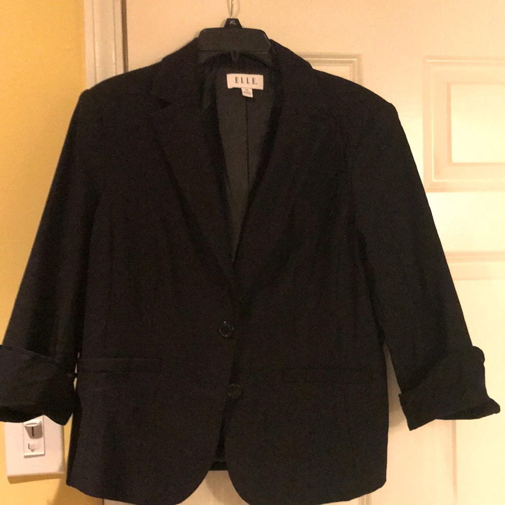Black cropped blazer with 3/4 cuffed sleeves. Only worn a few times.